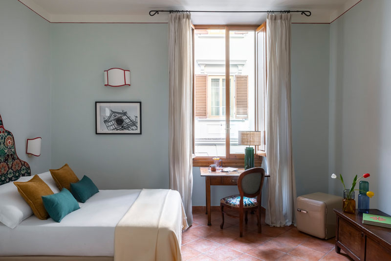 Bright quadruple room with ensuite bathroom and desk - The Galileo Hotel, BZAR hotels in Florence - view 2