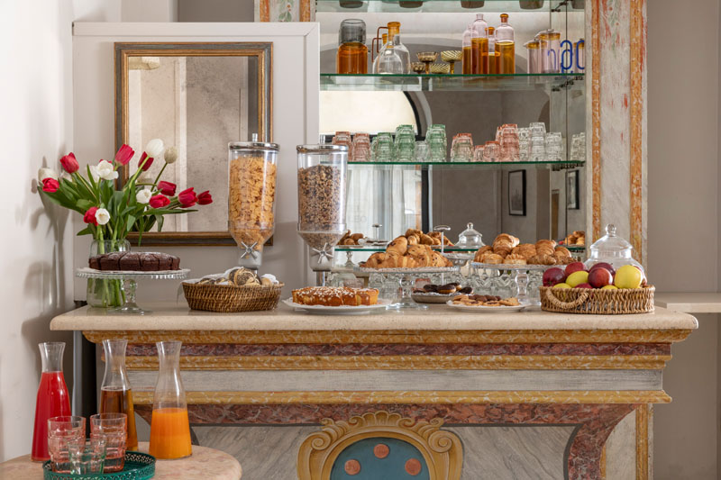 Colazione a base di dolci, cornetti e cereali nel buffet della sala colazioni - The Galileo Hotel, BZAR hotels a Firenze